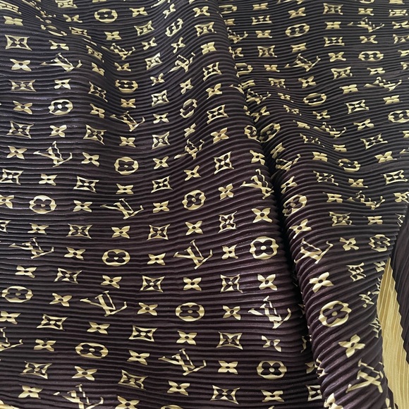 Louis Vuitton Silk Pleated Scarf. - Picture 2 of 10